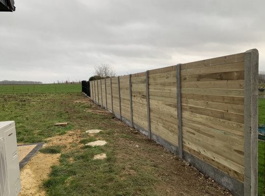 Clôture poteaux et plaques de soubassement béton avec clin pin | 